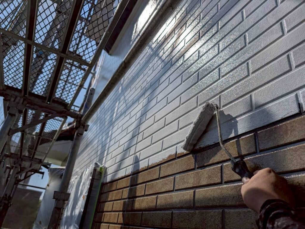 【小郡市 外壁中塗り】仕上がりを左右する大切なステップ✨