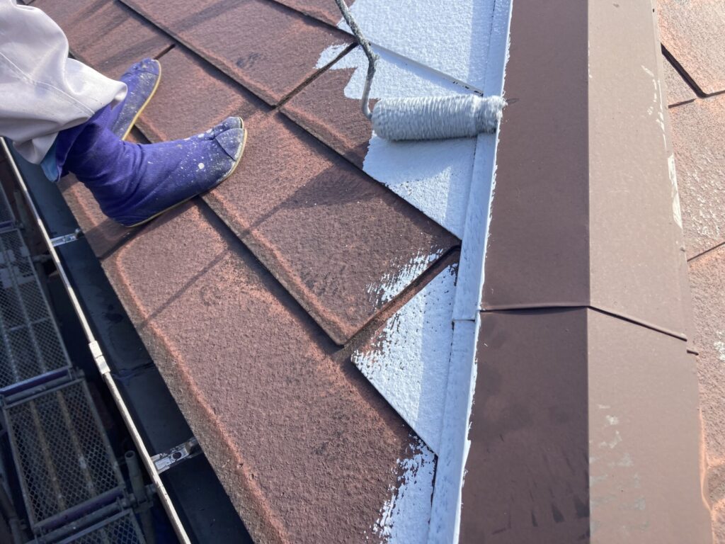 🏠小郡市 屋根下塗り塗装の様子｜耐久性を高める大切な下地づくり✨