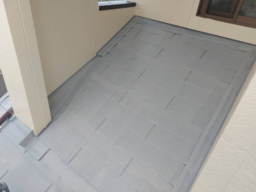 🎨小郡市 下屋根塗装工事の様子｜下塗り後から中塗り後までの変化をご紹介✨