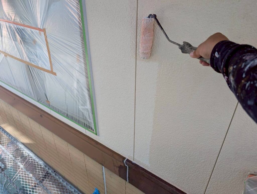 🎨小郡市 外壁下塗り塗装の様子｜仕上がりを左右する大切な下地づくり✨