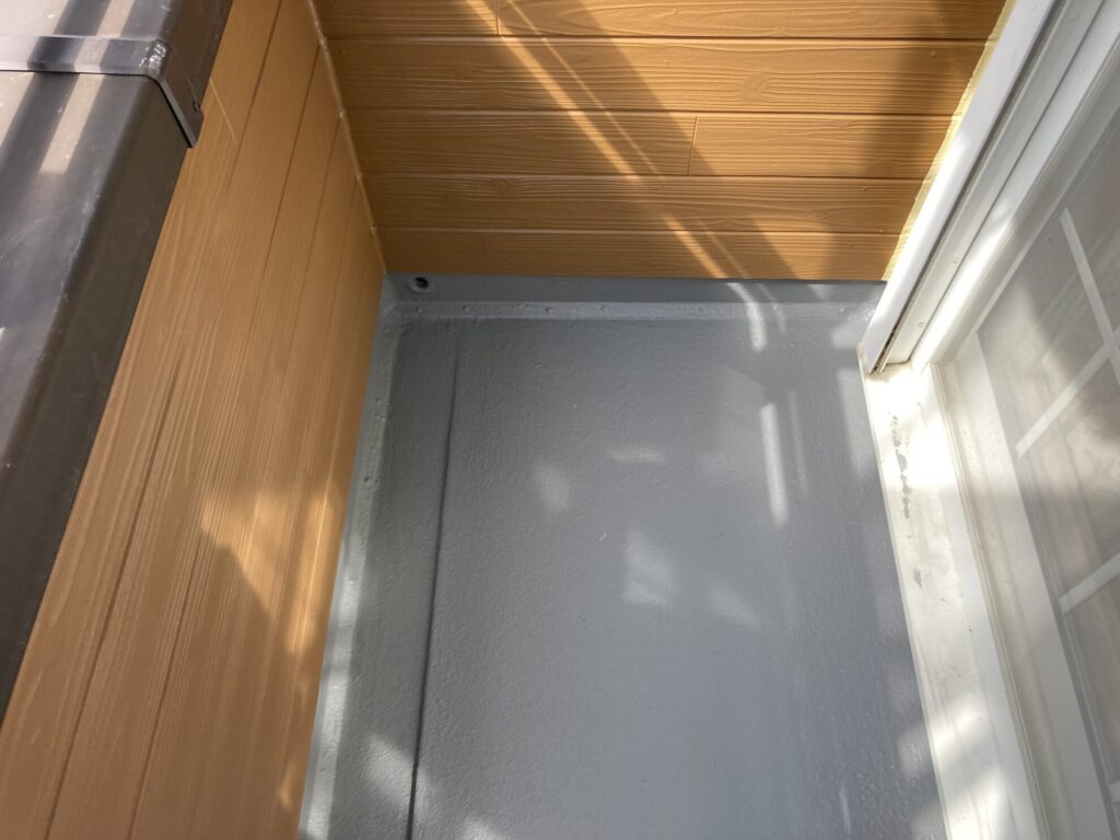 ベランダの床、気づかないうちに傷んでいませんか？｜筑紫野市でトップコート塗りを行いました😊