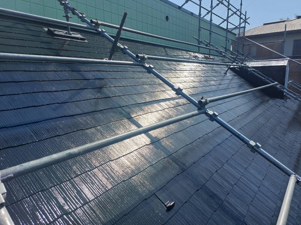 【基山町けやき台 屋根塗装】屋根の中塗り作業を進めました｜長持ちする屋根塗装のための大切な工程