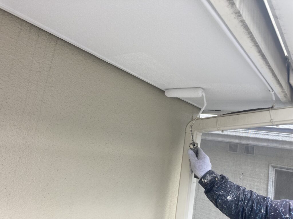 【軒天塗装1回目】屋根の裏側も丁寧に塗装！見えにくい部分のメンテナンス