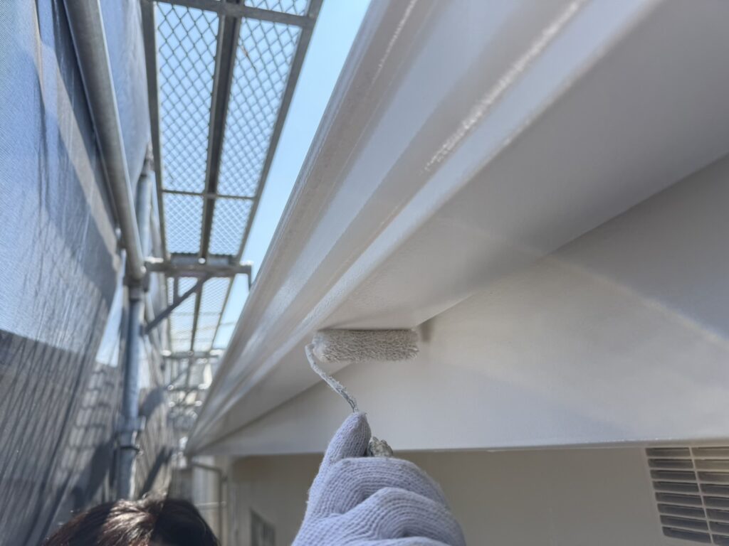 雨樋の1回目の塗装を行いました！外壁だけでなく付帯部もきれいに